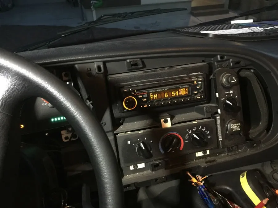 アメ車使用の1DINハーフへ今回は2DINワイドナビをご希望