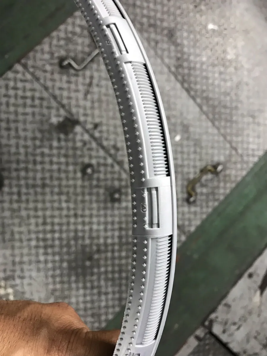 このようにタイヤとリムの間に爪がついたプラスチックのガードをゴムハンマーで打ちながら入れていきます