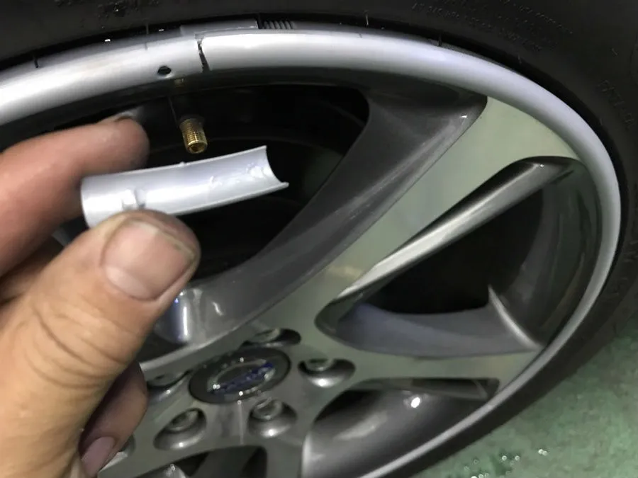 切れ目を合わせてカットし、継ぎ目をホルダーで接着します