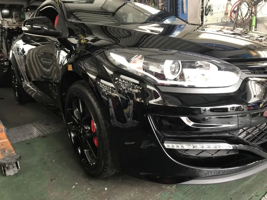 こちらはメガーヌ、新車納車後のお取り付けです