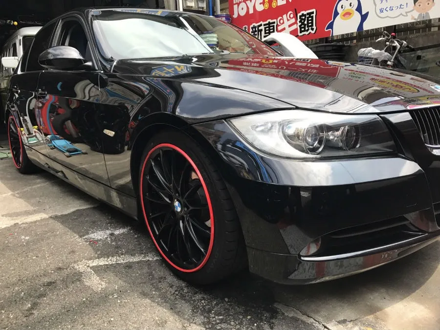 黒ボディに黒ホイールにレッドアロイゲータ