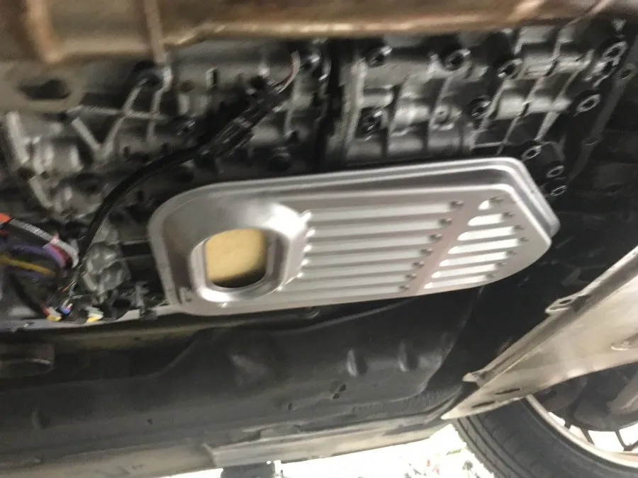 オイルパン内もきれいに清掃します