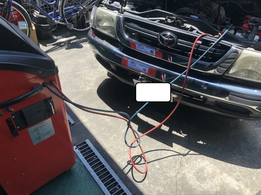 こちらのお車はエアコンリフレッシュする前に圧力が異常に高いためつまりを取るためにエアコンフラッシングを施工です